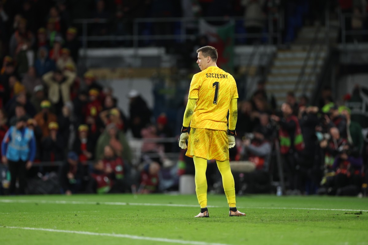 Bramkarz piłkarskiej reprezentacji Polski Wojciech Szczęsny cieszy się ze zwycięstwa w serii rzutów karnych podczas finału baraży o awans do piłkarskich mistrzostw Europy