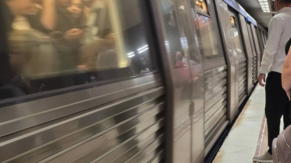 Un tânăr a fost prins între parapet și metrou, în stația Constantin Brâncoveanu. Trenuri blocate pe Magistrala M2 și trafic paralizat la suprafață