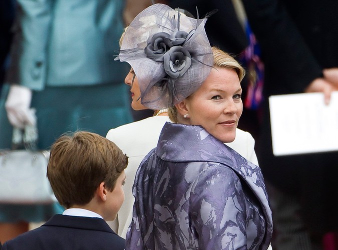 W szarościach i kwiatach pokazała się Autumn Kelly, małżonka Petera Philipsa, wnuka królowej Elżbiety II