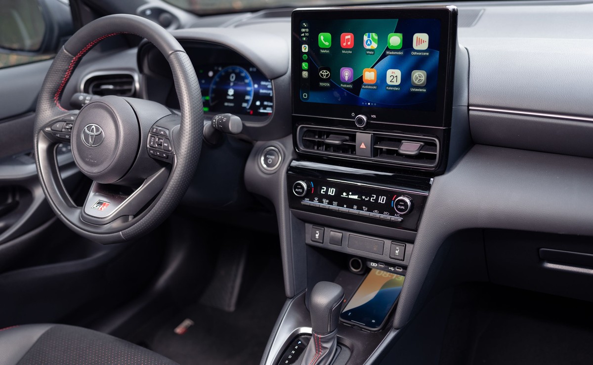 Toyota Yaris Cross GR Sport wnętrze ekran i kierownica