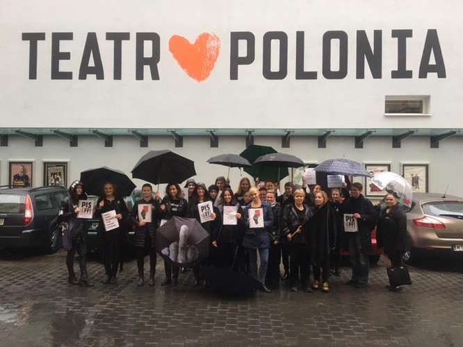Krystyna Janda i pracownicy Teatru Polonia na 'czarnym proteście'