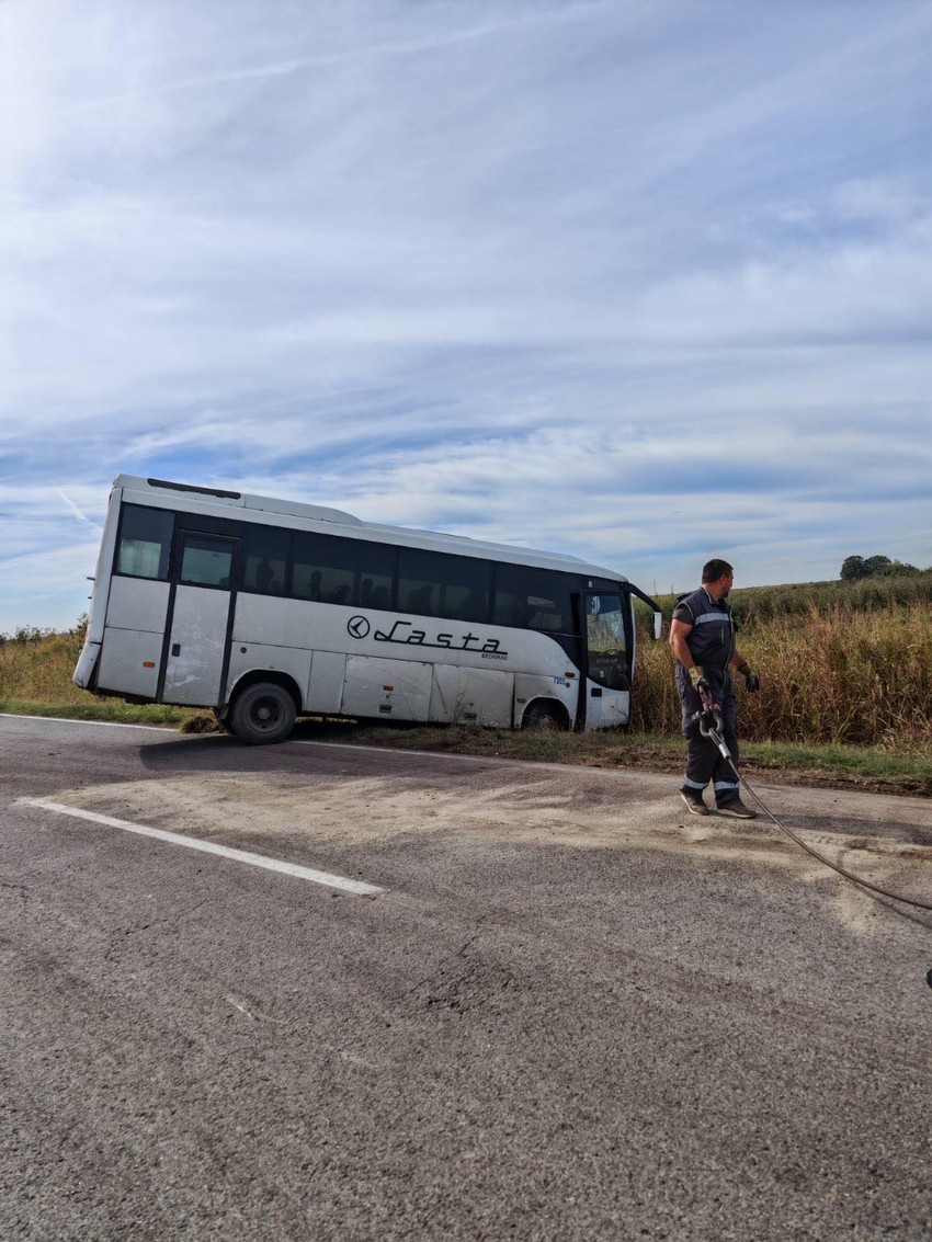Smrskan autobus koji se prevrnuo u jarak prilikom saobraćajne nesreće na putu Novi Sad - Inđija