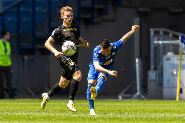 Piłkarz Lecha Poznań Pedro Rebocho (P) i Ernest Terpiłowski (L) z Widzewa Łódź podczas meczu sparingowego