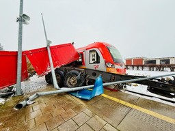 zderzenie ciężarówki z pociągiem. kierowca w ostatniej chwili uniknął śmierci