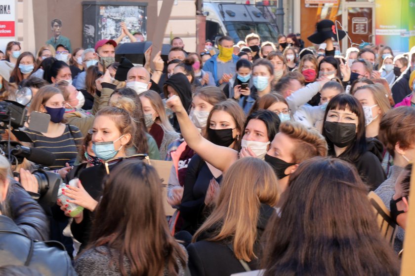 Czarny protest w Łodzi przed PiS i katedrą