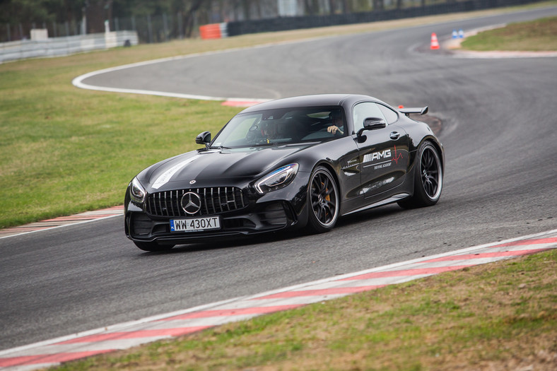 Pokaz mocy i prezentacja nowości – rozpoczęcie nowego sezonu AMG Driving Academy