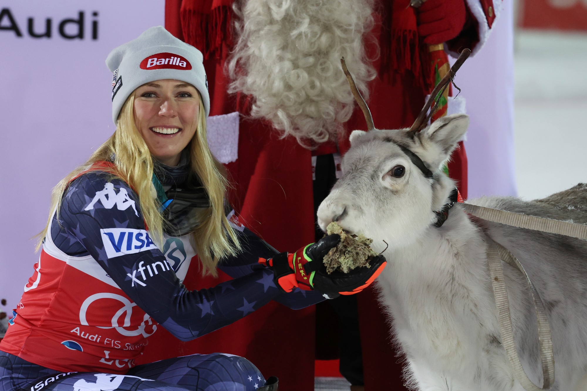 Americká lyžiarka Mikaela Shiffrinová pózuje s mladým sobom po víťazstve v úvodnom ženskom slalome sezóny Svetového pohára v alpskom lyžovaní vo fínskom Levi.