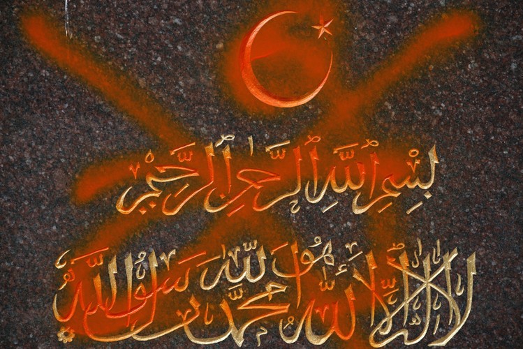 Zdewastowane nagrobki na mizarze - muzułmańskim cmentarzu w Kruszynianach