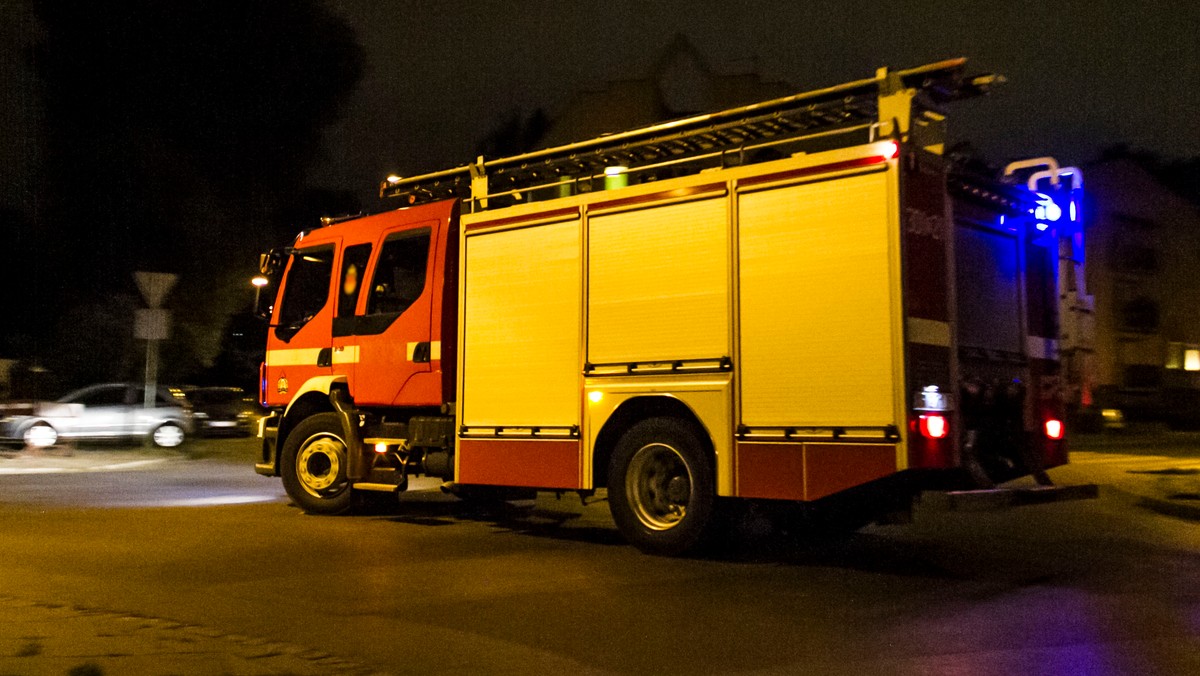 Jedna osoba nie żyje, trzynaście osób rannych. To bilans wypadku na drodze krajowej nr 7, do którego doszło wczoraj późnym wieczorem w miejscowości Kiezmark (woj. pomorskie) - informuje serwis Expresselblag.pl.