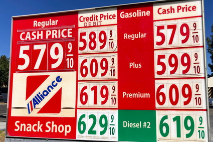 Amerykanie płacą już poniżej 5 zł za litr benzyny. Przez ceny ograniczyli tankowanie