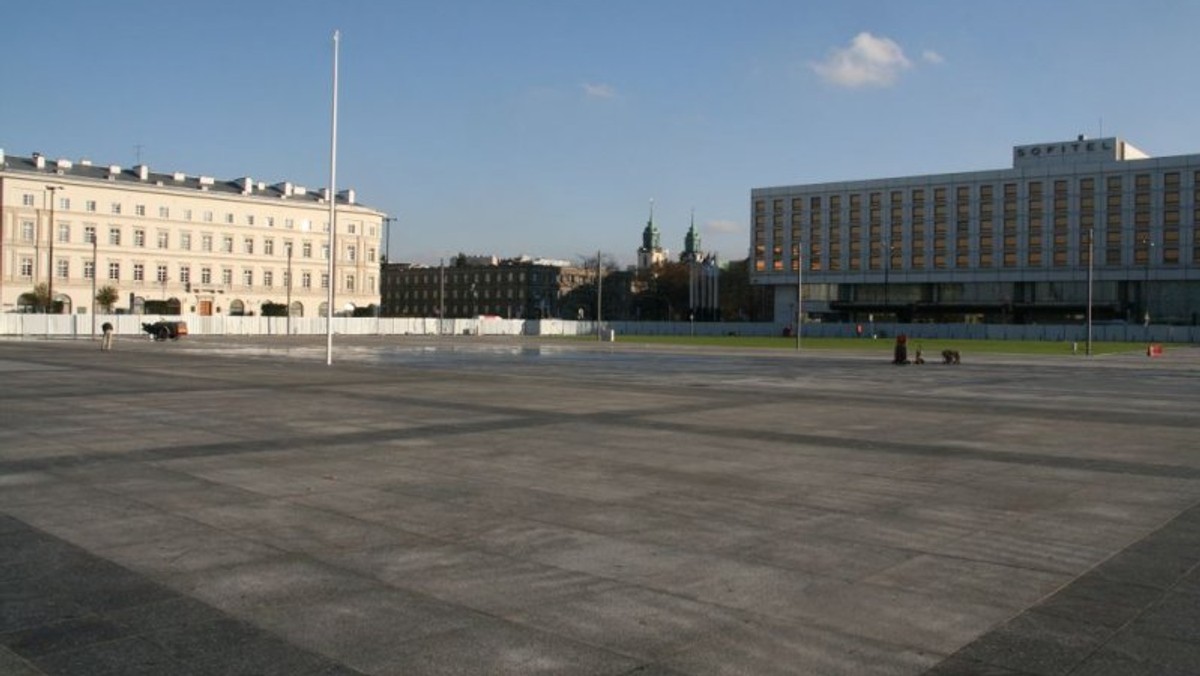 W poniedziałek, obok państwowych obchodów rocznicy katastrofy smoleńskiej, odbędzie się odsłonięcie pomnika prezydenta Lecha Kaczyńskiego. Na taką uroczystość zaprasza Antoni Macierewicz w swojej wiadomości do polityków PiS. Nikt nie wiem jednak co to za pomnik, gdzie stanie, kto jest jego twórcą i kto go zamówił - pisze "Gazeta Wyborcza".