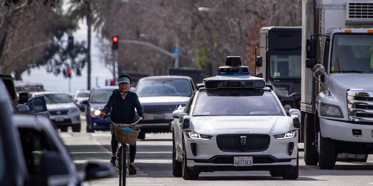 Autonomiczny pojazd Waymo na ulicach Santa Monica