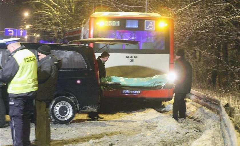 Wbił się pod autobus