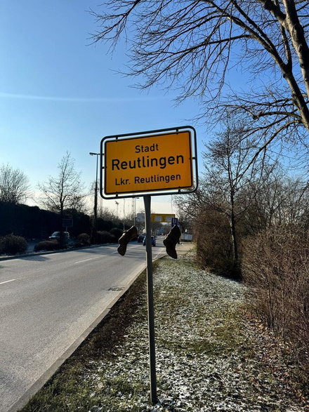 Buty zawieszone na znaku drogowym symbolem protestu rolników w Niemczech