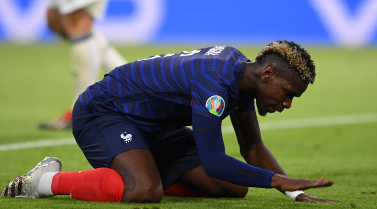 Paul Pogba vallási okok miatt tüntette el a sörös flakont az asztalról. / Fotó: EPA/Matthias Hangst