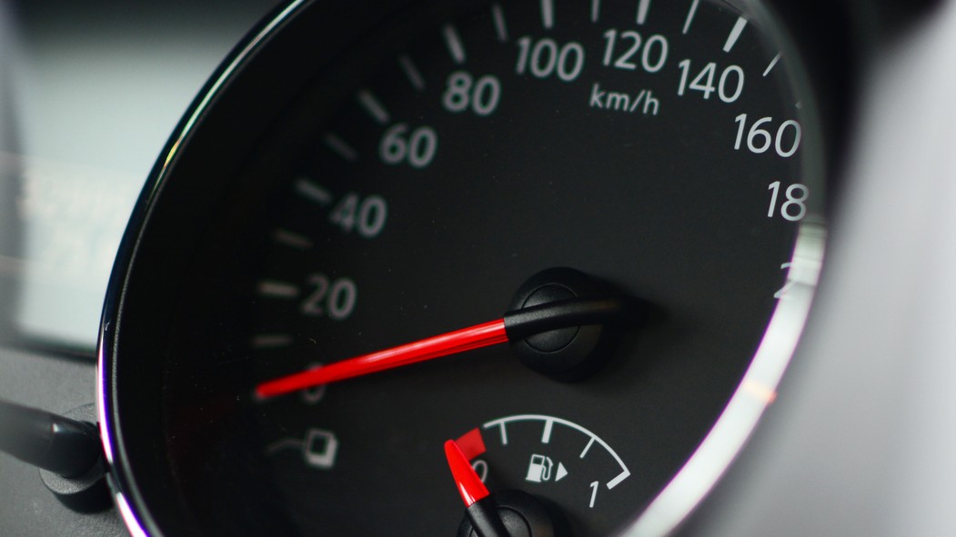 Kontrolka DPF na palubnej doske nemusí znamenať drahú opravu. Často stačí správna jazda. 