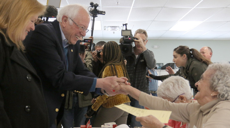 A Demokrata Párt elnökjelöltségére pályázó Bernie Sanders vermonti független szenátor a felesége, Jane társaságában átveszi szavazólapját a Demokrata Párt vermonti előválasztásán Burlingtonben. A szuperkedden tizennégy amerikai államban tartanak előválasztást / Fotó: MTI/EPA/Herb Swanson