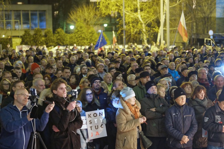 <b>Protest pod hasłem 