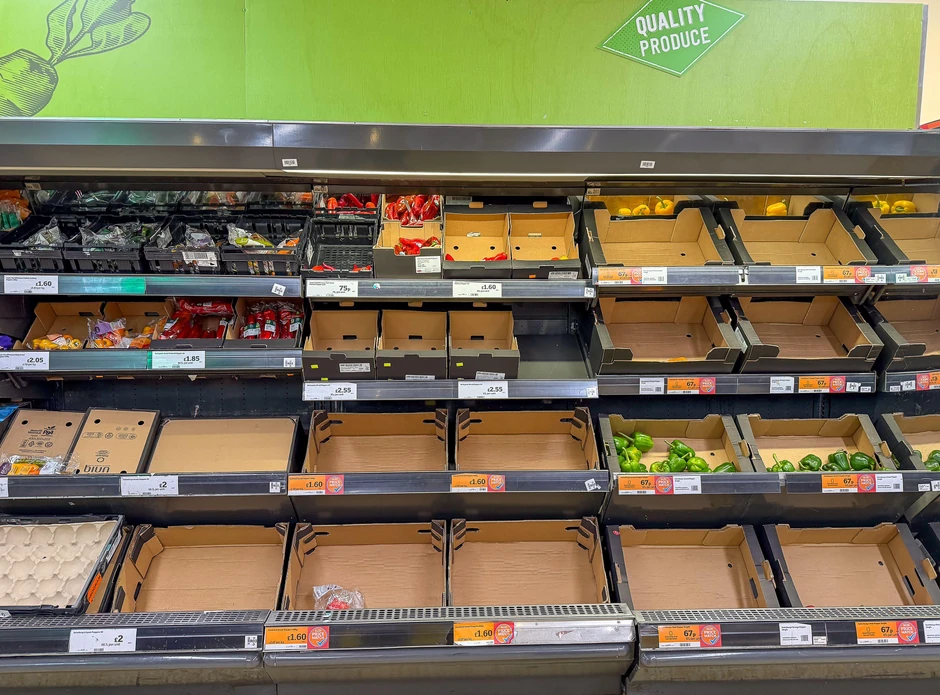 Ilustracija: prazni rafovi u marketima
