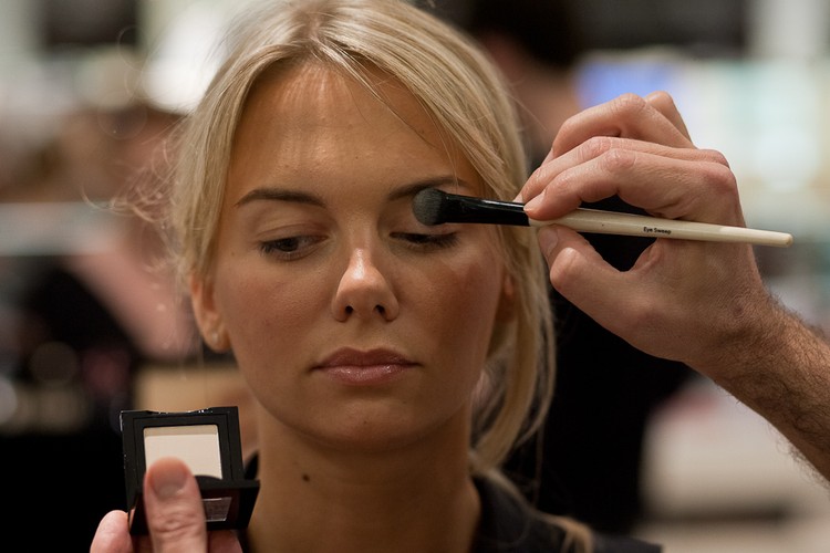 Przed przystąpieniem do nałożenia właściwego cienia do powiek, aplikujemy cień bazowy – Bobbi Brown ma w swoje ofercie wspaniale rozświetlający cień bazowy.