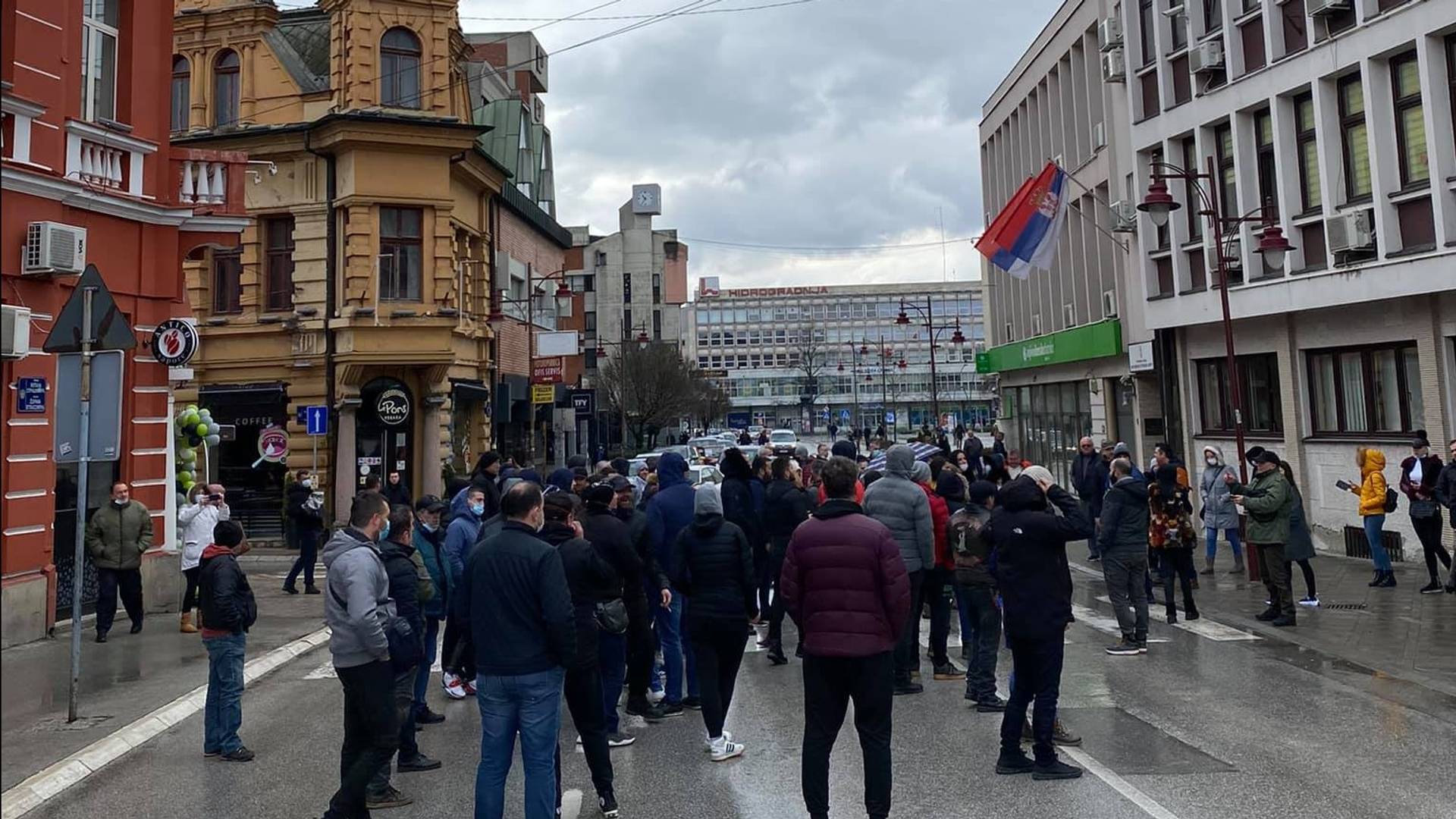 Ugostitelji u Čačku blokirali glavnu ulicu, traže da im Krizni štab dozvoli da rade