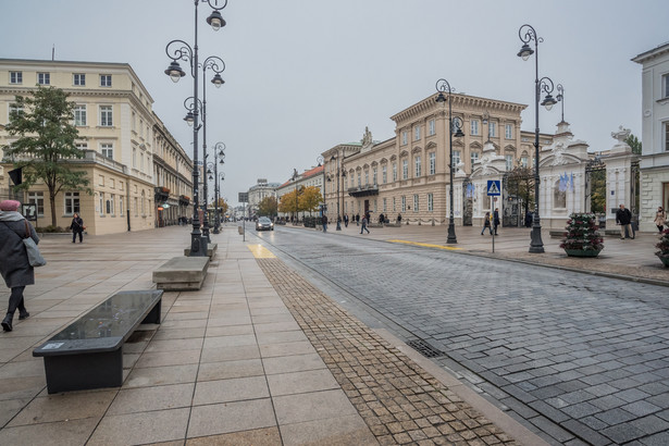 Na ulicach widać wielu strażników miejskich, wzdłuż ulic stoją policjanci, nad centrum Warszawy, gdzie wkrótce przejeżdżać będzie delegacja z prezydentem USA, lata śmigłowiec.