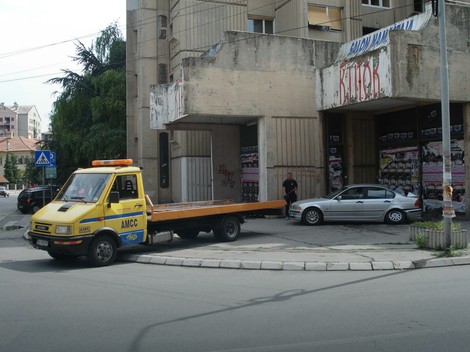 Sleteo sa kolovoza i udario u zgradu