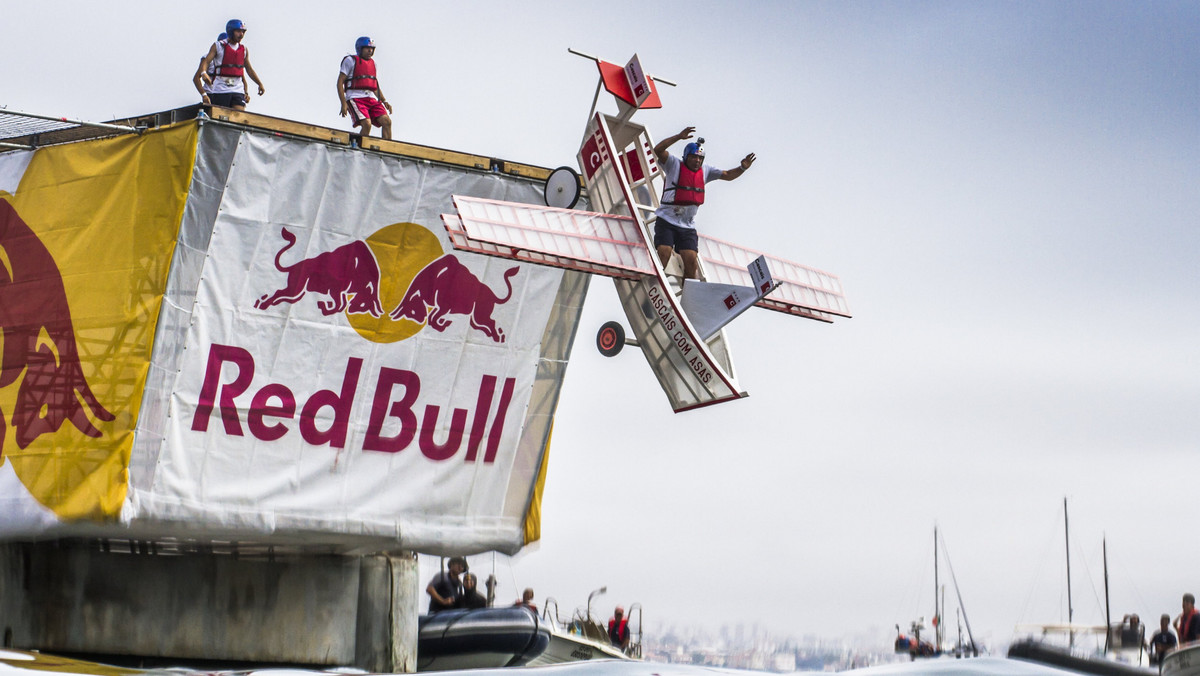 Czterdzieści załóg, tworzonych przez pasjonatów lotnictwa i mistrzów kreatywności, zakwalifikowało się do piątej edycji Konkursu Lotów Red Bull. Jury w składzie: Paulina Przybysz, Adam Małysz, Łukasz Czepiela i Alan Andersz dokonało wyboru najciekawszych projektów machin latających, nadesłanych z całej Polski. 16 sierpnia w Gdyni przed publicznością zgromadzoną na Skwerze Kościuszki zaprezentują się zawodnicy z dziewięciu województw.