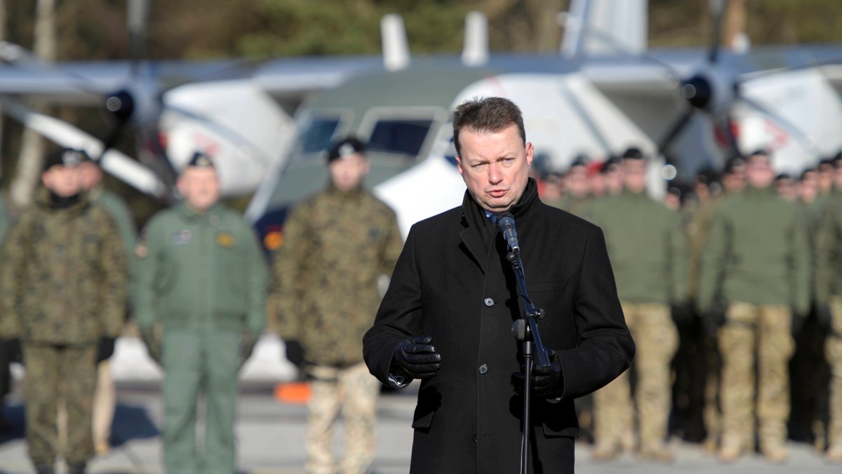 Podjąłem decyzję o wzmocnieniu Rady ds. Kobiet w Wojsku Polskim - zapowiedział szef MON Mariusz Błaszak podczas spotkania z żołnierzami kobietami. Chodzi o to, aby w sytuacjach kryzysowych reakcja była jak najszybsza i stanowcza, a problemy były rozwiązywane, a nie zamiatane pod dywan - dodał.