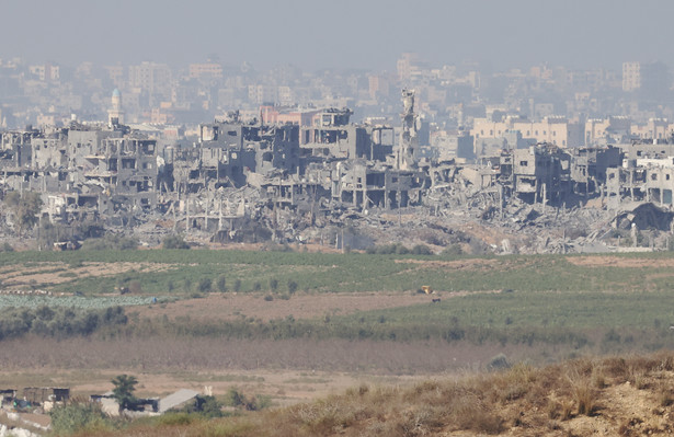 Zniszczone budynki w wyniku nalotów w północnej części Strefy Gazy, widziane z Sderot, Izrael, 4 listopada 2023 r.
