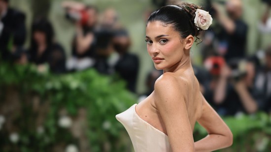 Így még sosem láthattuk: Kylie Jenner Disney-hercegnőnek öltözött, álomszép ruhában vonult végig a kifutón