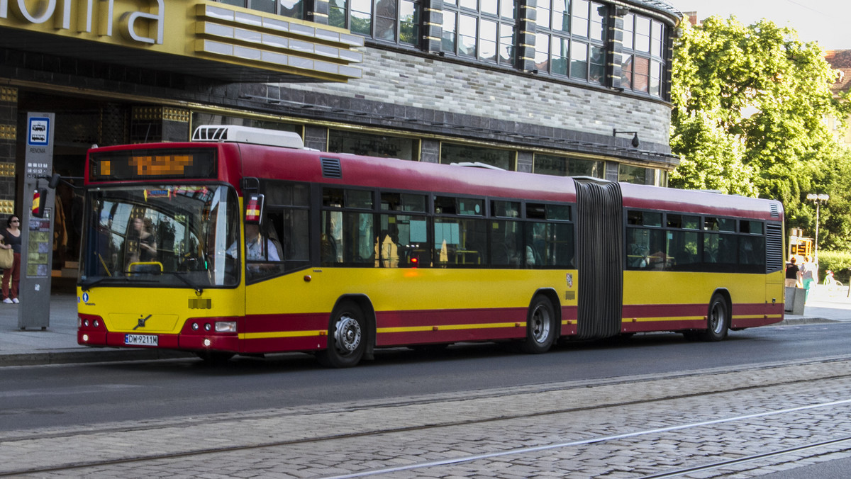 Do zdarzenia doszło w poniedziałek (15 czerwca) ok. godziny 5-6 rano. Jeden z pasażerów nawiązał znajomość z dziewczyną, której ukradł szpilki. Tuż przed wyjściem krzyknął: "Znajdź mnie na Facebooku".