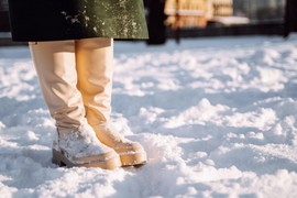 STARI RUSKI TRIK ZA TOPLE NOGE  koristili su i vojnici, a GREJE STOPALA I NA NAJVEĆEM MINUSU: Sa njim nikad nema zime - "radi" bolje od vunenih čarapa