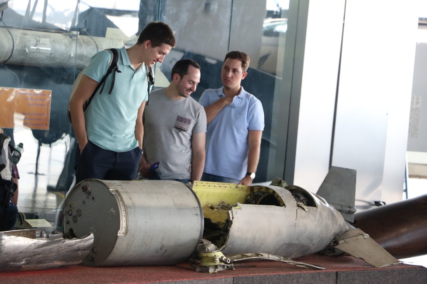 Znatiželjni posetioci posmatraju Tomahavk raketu