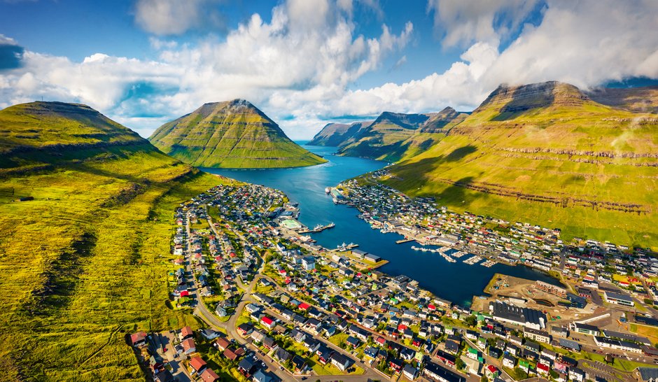 Wyspy Owcze. Widok z drona na miasto Klaksvik