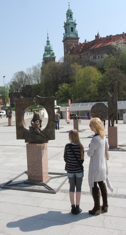 KRAKÓW PLENEROWA WYSTAWA RZEŹB PAPIEŻA