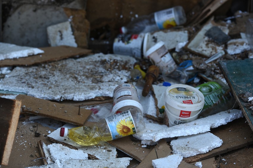 Namirnice rasute po delimično srušenoj baraci