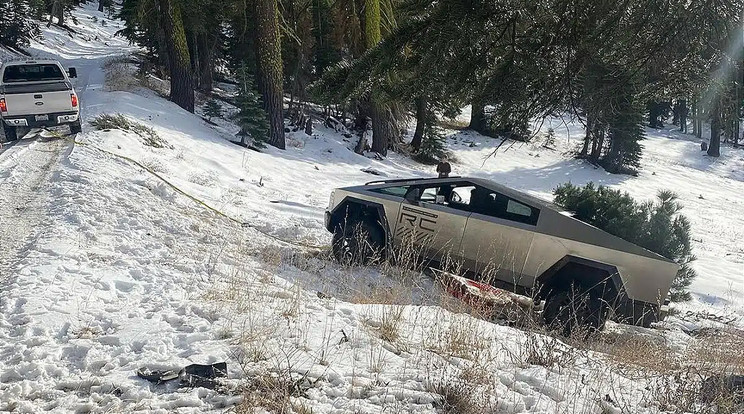 Egy Ford húzta ki az elakadt Tesla Cybertruckot