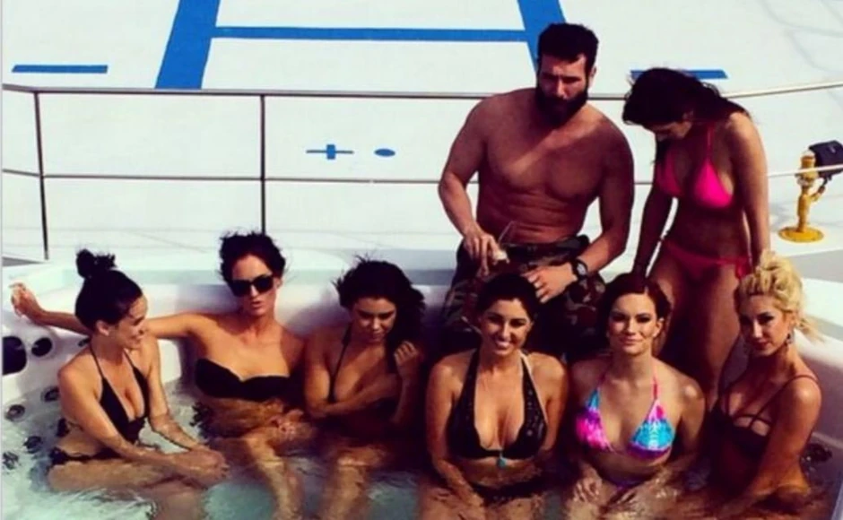 Balzerijan je na većini fotografija okružen golišavim lepoticama