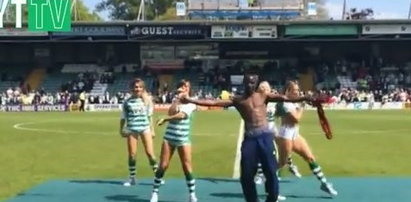 Piłkarz zatańczył z cheerleaderkami (FILM)