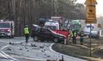 Dramat na drodze. BMW bokiem rozbiło się o ciężarówkę 