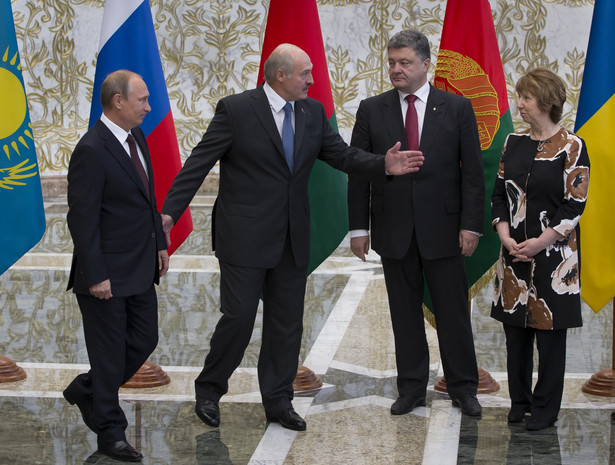 Prezydenci Ukrainy i Rosji przed rozpoczęciem spotkania uścisnęli sobie ręce