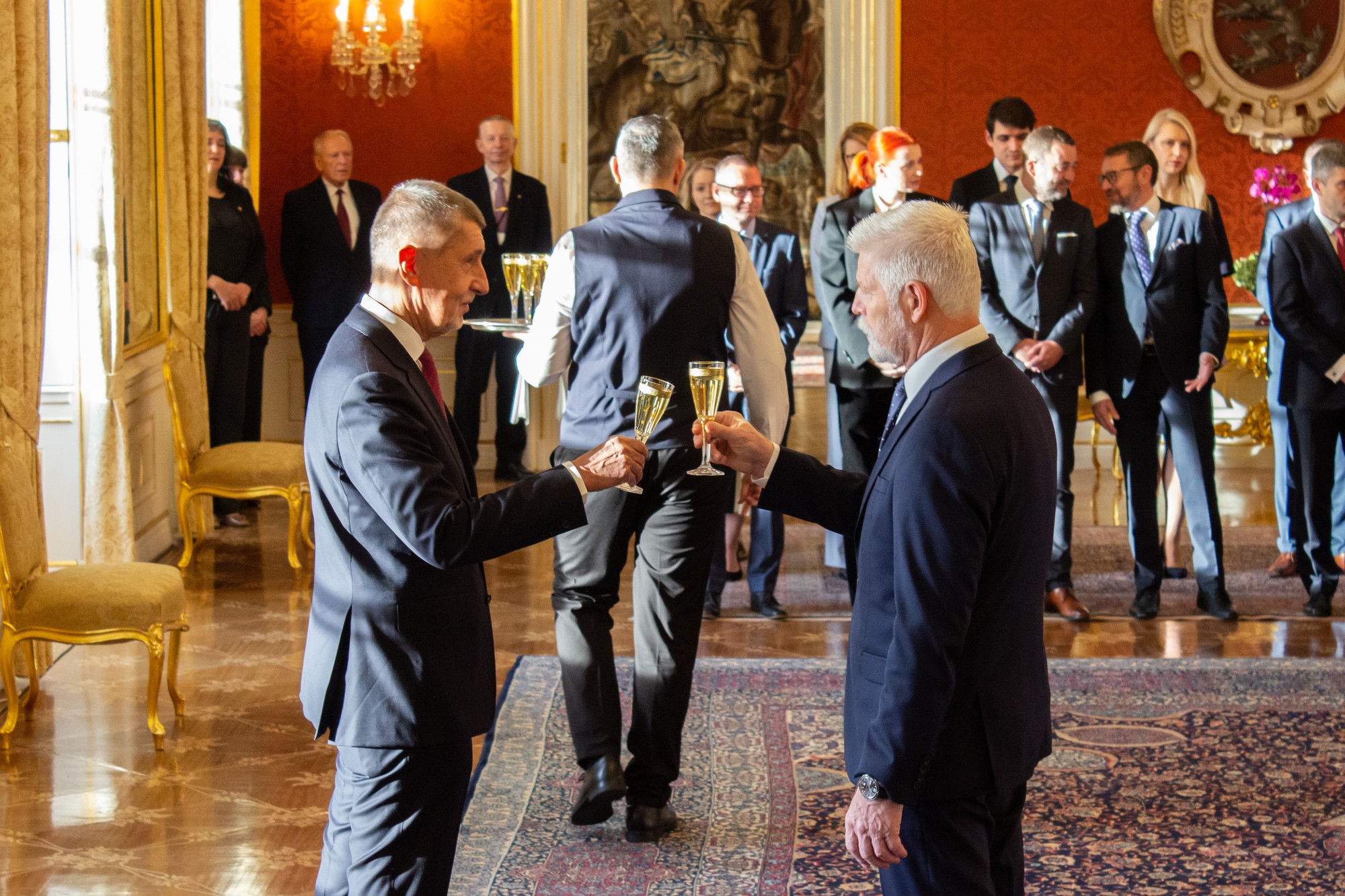 Český prezident Petr Pavel (v popredí vpravo) a predseda hnutia ANO Andrej Babiš.