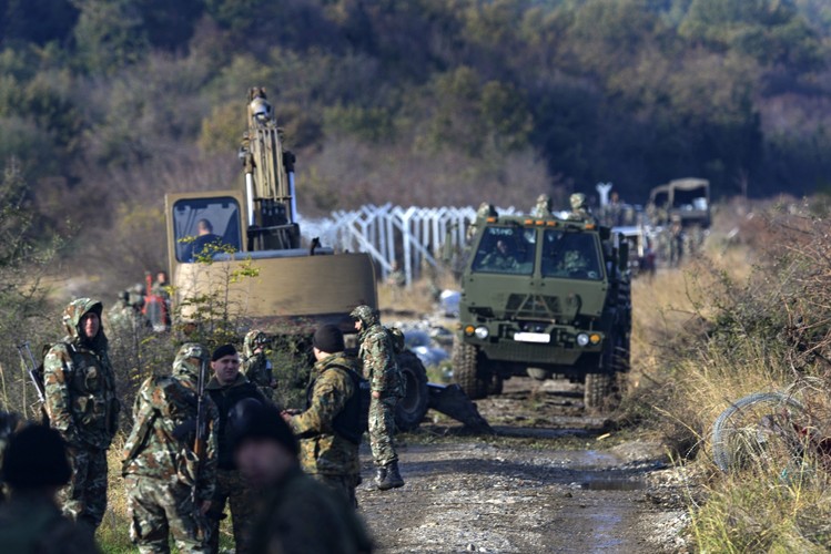 Macedonia buduje mur na granicy z Grecją