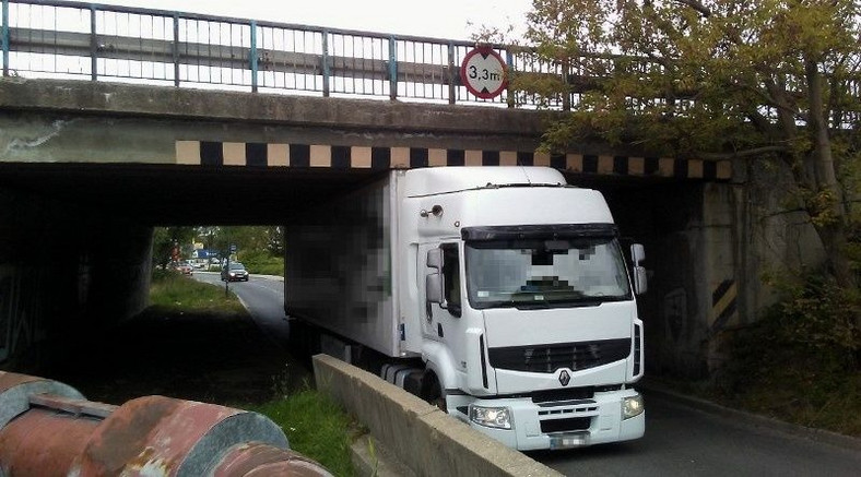 TIR zaklinował się pod wiaduktem w Sosnowcu