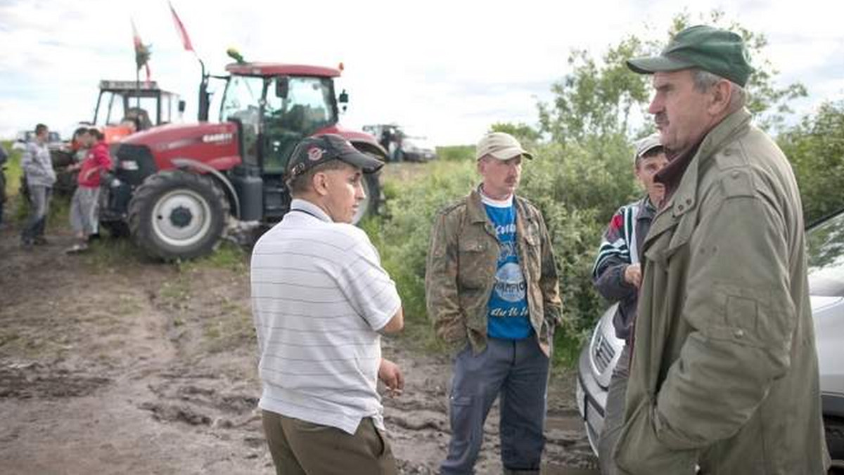 W Ministrówce w gm. Miączyn ktoś nielegalnie wyciął dziesiątki drzew. Tędy ma prowadzić do wiertni firmy Chevron. Mieszkańcy oskarżają amerykański koncern, ale ten zaprzecza.