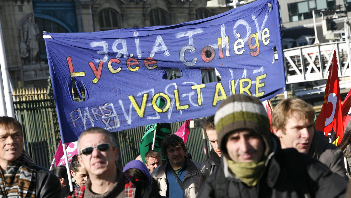 We Francji słabną strajki w rafineriach i na kolei prowadzone przeciwko reformie emerytalnej. Nadal jednak na jednej piątej stacji benzynowych w całym kraju brakuje paliw. Dzisiaj parlament ma ostatecznie przyjąć zmiany w ustawodawstwie emerytalnym.