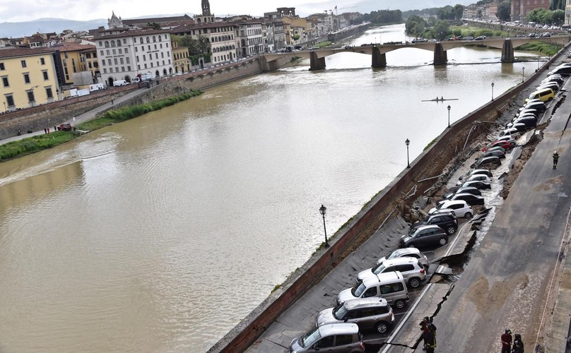 Wielka dziura w centrum Florencji