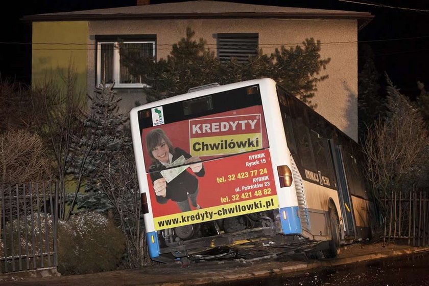 Śnieżyca w Rybniku. Autobus wjechał w dom! FOTO