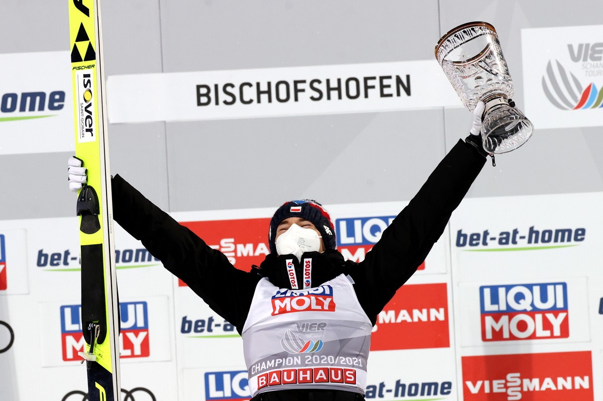 Zwycięzca czwartego konkursu Turnieju Czterech Skoczni w skokach narciarskich, Polak Kamil Stoch, na obiekcie "Paul-Ausserleitner-Schanze"